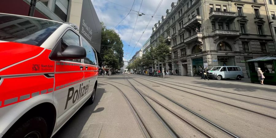 Heute ist der letzte Aktionstag von Extinction Rebellion in Zürich. Die Polizei steht schon bereit.