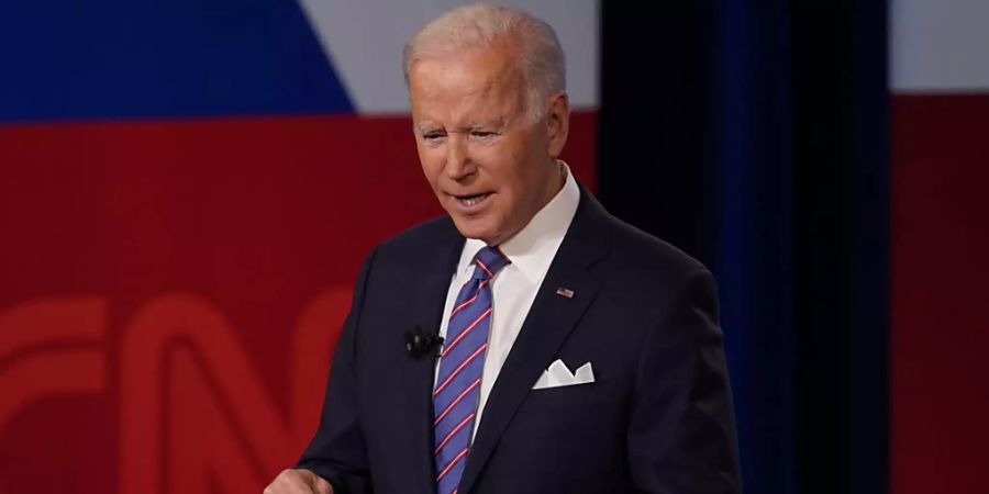 Der US-amerikanische Präsident Joe Biden nimmt an einem Town-Hall-Event des Senders CNN teil. Bei der Veranstaltung am Donnerstagabend hat Biden mit drastischen Worten vor den Folgen des Klimawandels gewarnt und entschlossenes Handeln gefordert. Foto: Evan Vucci/AP/dpa