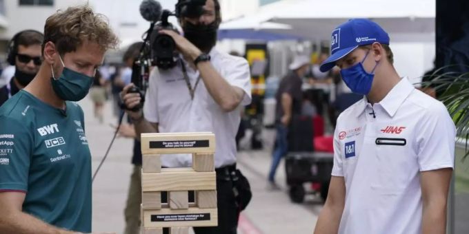Duell der anderen Art in Austin: Sebastian Vettel (l) und Mick Schumacher spielen Jenga. Foto: Darron Cummings/AP/dpa Duell der anderen Art in Austin: Sebastian Vettel (l) und Mick Schumacher spielen Jenga. Foto: Darron Cummings/AP/dpa
