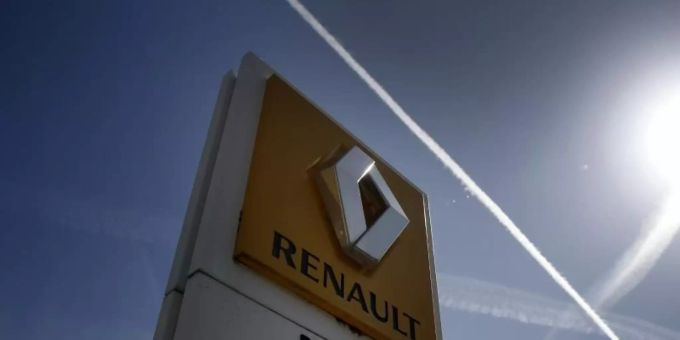 Das Logo des Autoherstellers Renault hängt vor einem Fabrikgelände an einem Firmenschild. Foto: Christophe Ena/AP/dpa renault rubel