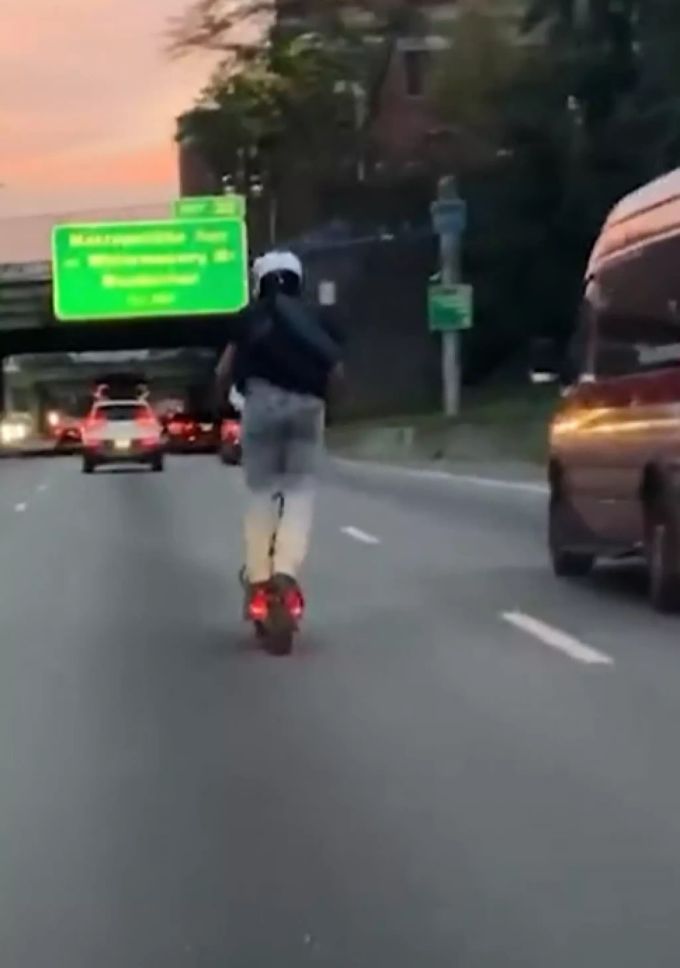 Mit seinem E-Scooter überholt der Hobby-Stuntman langsamer fahrende Autos. Scooter