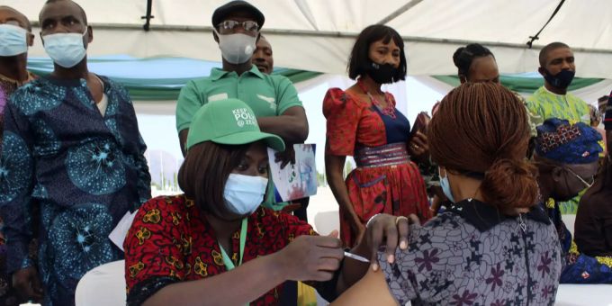 Eine Frau wird in Abuja, Nigeria, am 19. November 2021 gegen das Coronavirus geimpft. Coronavirus Afrika Impfung