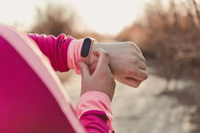 Mit dem Fitnesstracker ist der Trainingsfortschritt zu messen viel einfacher als mit dem Smartphone. d