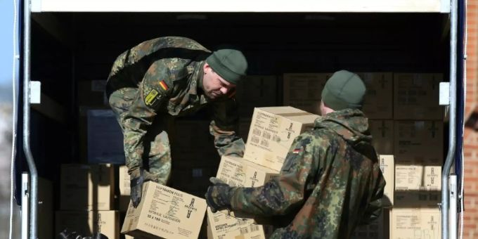Soldaten entladen Pakete mit Masken im März 2020 Soldaten entladen Pakete mit Masken im März 2020