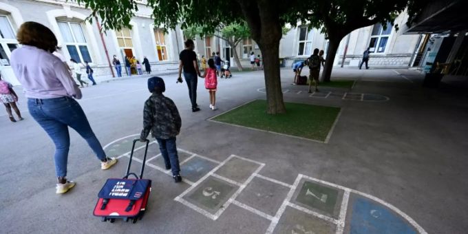 Symbolbild auf einem Schulhof Schulhof