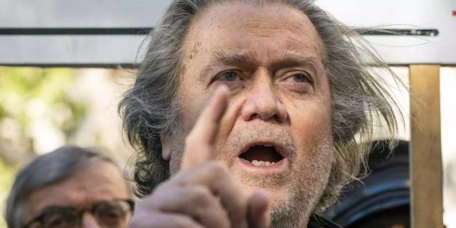 Steve Bannon spricht vor dem Bundesgericht in Washington mit Pressevertretern. Foto: Alex Brandon/AB/dpa