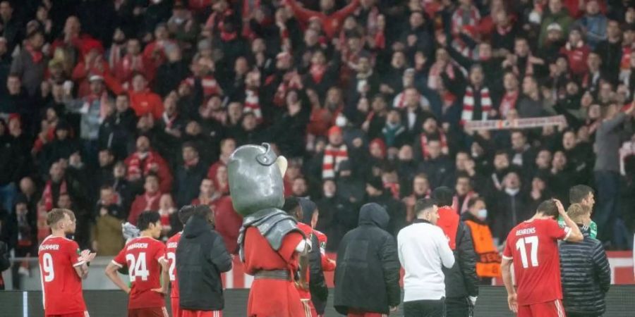Die Mannschaft von Union Berlin steht nach Spielende vor dem Fanblock. Foto: Andreas Gora/dpa