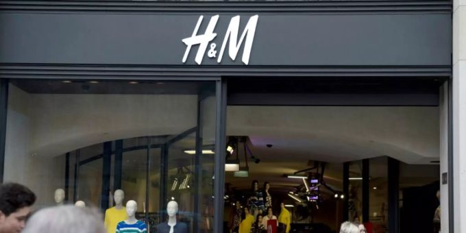 Passanten vor der H&M-Filiale 2015 Passanten vor der H&M-Filiale 2015