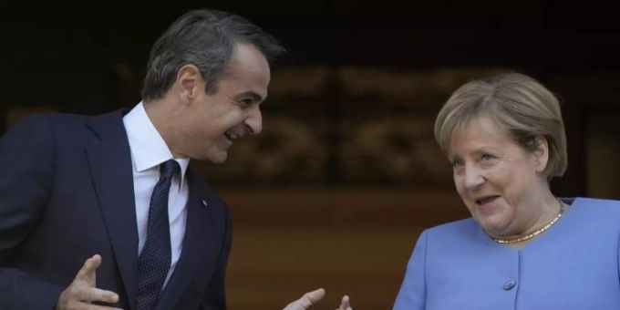 Der griechische Ministerpräsident Kyriakos Mitsotakis empfängt Bundeskanzlerin Angela Merkel in Athen. Foto: Petros Giannakouris/AP/dpa Der griechische Ministerpräsident Kyriakos Mitsotakis empfängt Bundeskanzlerin Angela Merkel in Athen. Foto: Petros Giannakouris/AP/dpa