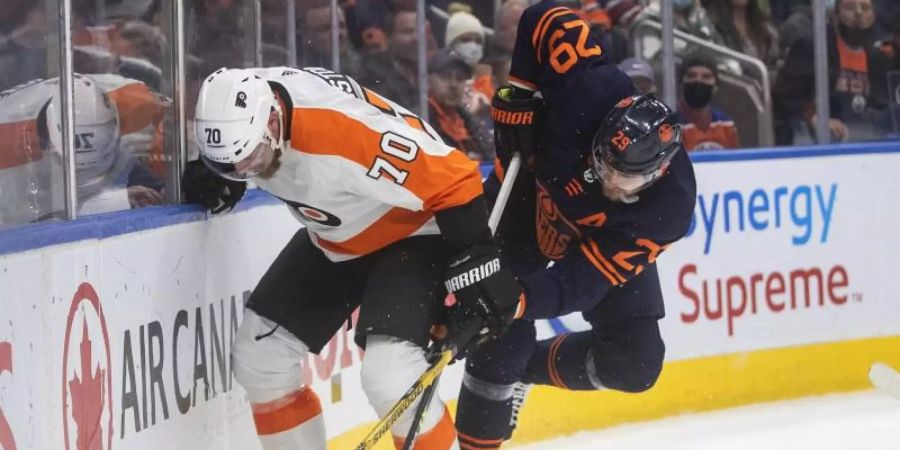 Leon Draisaitl (r) im Zweikampf mit Rasmus Ristolainen von den Philadelphia Flyers. Foto: Jason Franson/The Canadian Press/AP/dpa