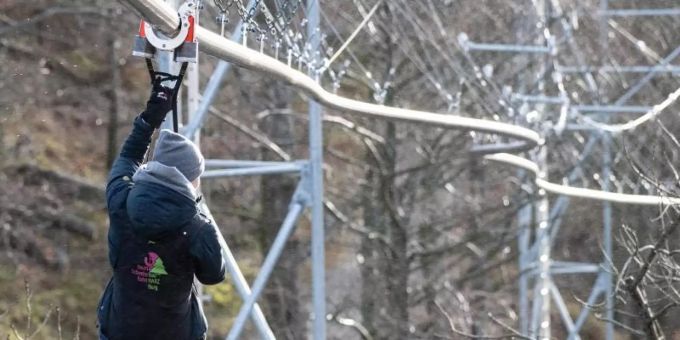 Eva-Christin Ronkainen-Kolb, Geschäftsführerin der HarzVenture GmbH, probiert die Baumschwebebahn Harz am Burgberg aus. Foto: Swen Pförtner/dpa Eva-Christin Ronkainen-Kolb, Geschäftsführerin der HarzVenture GmbH, probiert die Baumschwebebahn Harz am Burgberg aus. Foto: Swen Pförtner/dpa