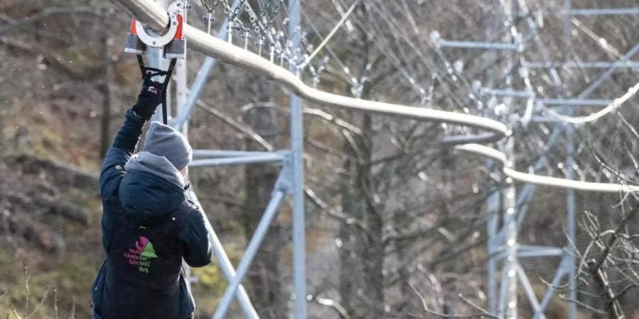 Eva-Christin Ronkainen-Kolb, Geschäftsführerin der HarzVenture GmbH, probiert die Baumschwebebahn Harz am Burgberg aus. Foto: Swen Pförtner/dpa