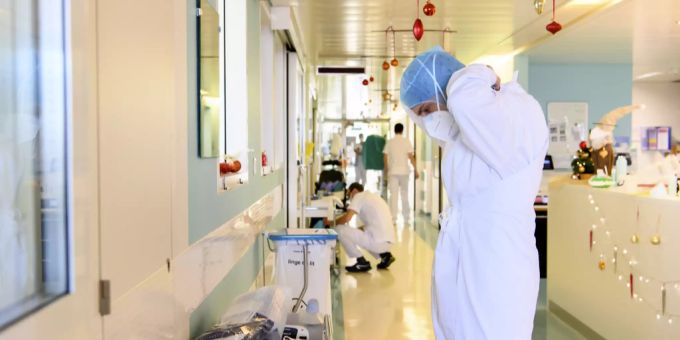 Fachkräfte stehen in einem Gang des Kantonsspitals Freiburg. Coronavirus Kantonsspital Freiburg