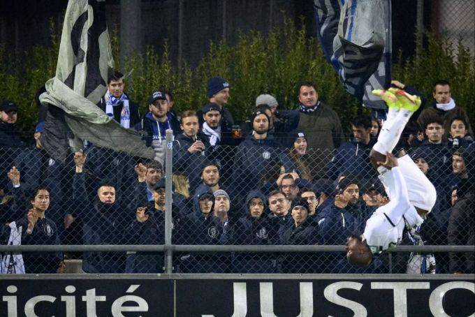 Yverdon-Stürmer Steve Beleck jubelt vor den FCZ-Fans über seinen Treffer zum 1:0. Steve Beleck