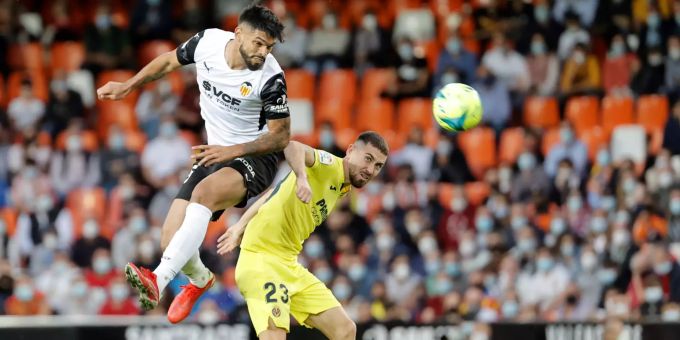 Vor dem CL-Kracher gegen YB unterliegt Villarreal (re. Moi Gomez) gegen Valencia (li. Omar Alderete). Valencia Villarreal YB