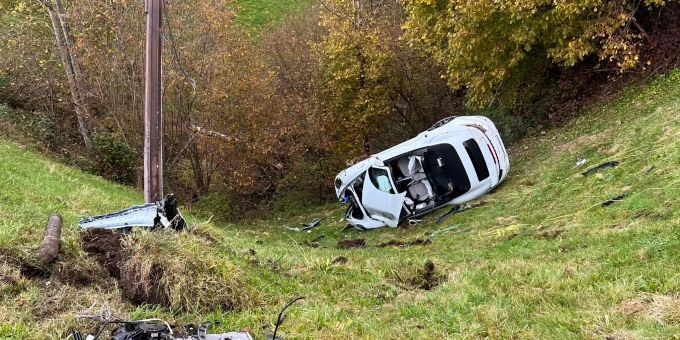 Unfallendlage des Sportwagens.