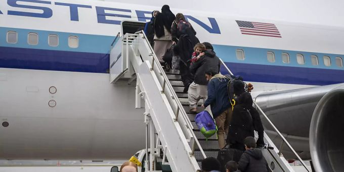 HANDOUT - Evakuierte aus Afghanistan besteigen ein Flugzeug am Luftwaffenstützpunkt Ramstein - es ist der letzte Flug in die Vereinigten Staaten. Mit diesem Flug hat die USA die Evakuierung von Afghanen über ihren Luftwaffenstützpunkt Ramstein in Rheinland-Pfalz abgeschlossen. Foto: Senior Airman Milton Hamilton/U.S. Air Force/dpa - ACHTUNG: Nur zur redaktionellen Verwendung und nur mit vollständiger Nennung des vorstehenden Credits HANDOUT - Evakuierte aus Afghanistan besteigen ein Flugzeug am Luftwaffenstützpunkt Ramstein - es ist der letzte Flug in die Vereinigten Staaten. Mit diesem Flug hat die USA die Evakuierung von Afghanen über ihren Luftwaffenstützpunkt Ramstein in Rheinland-Pfalz abgeschlossen. Foto: Senior Airman Milton Hamilton/U.S. Air Force/dpa - ACHTUNG: Nur zur redaktionellen Verwendung und nur mit vollständiger Nennung des vorstehenden Credits