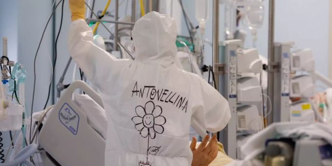 Ein mit dem Coronavirus infizierter Patient auf einer Intensivstation in Rom. coronavirus intensivstation