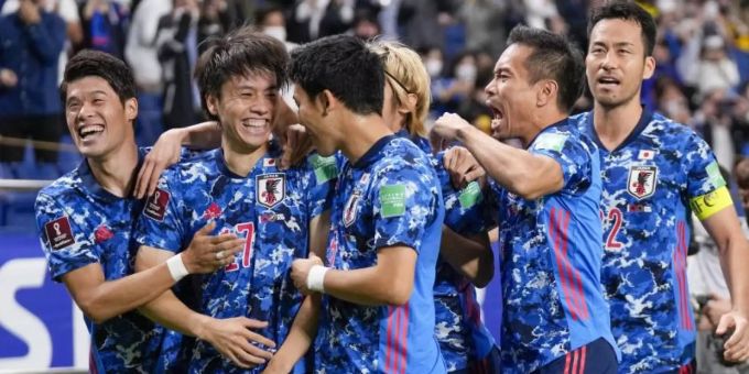 Die Japaner feiern ihre Führung im WM-Qualifikationsspiel gegen Australien. Foto: Shuji Kajiyama/AP/dpa japan katar
