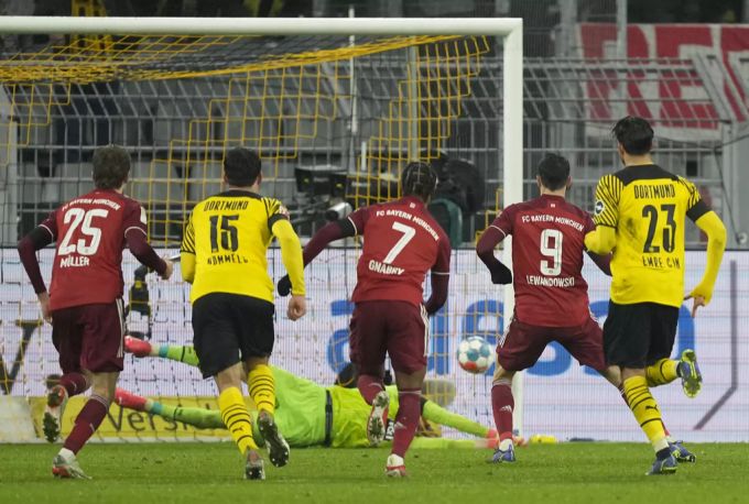 Gregor Kobel ahnt die Ecke – und dennoch schiesst Robert Lewandowski (Nummer 9) Bayern München zum Sieg. BVB Bayern München