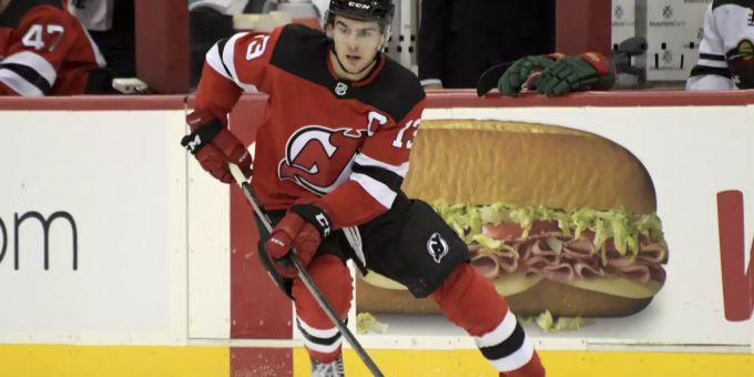 Captain Nico Hischier (22) muss trotz eigenem Treffer eine 4:8-Pleite verkraften. Nico Hischier NHL