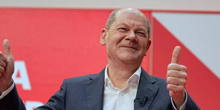 Seine SPD hat der Ampel-Koalition zugestimmt: der wohl künftige Kanzler Olaf Scholz darf sich freuen. Foto: Michael Kappeler/dpa