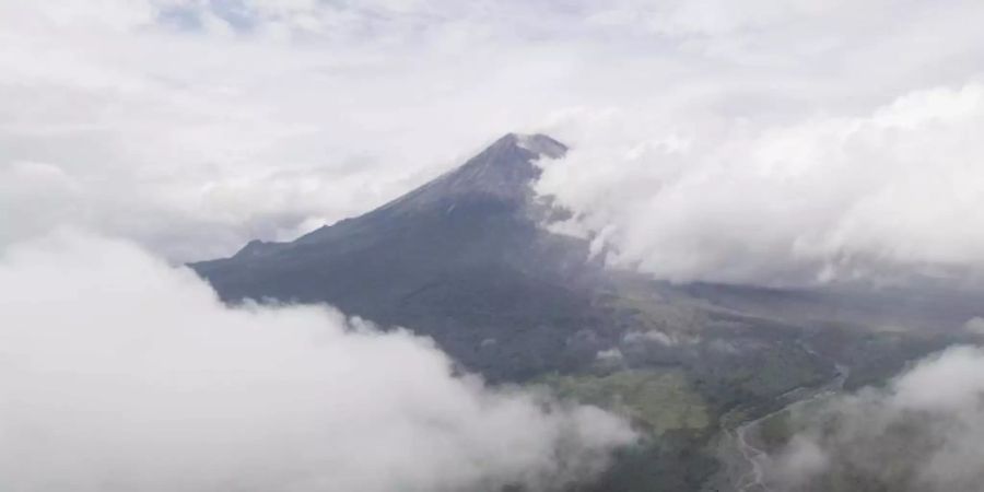Nach dem Ausbruch des Vulkans Semeru auf der indonesischen Insel Java ist die Zahl der Toten auf 15 gestiegen. Foto: Trisnadi/AP/dpa