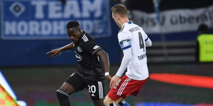Wurde im Volksparkstadion rassistisch beleidigt: Düsseldorfs Khaled Narey (l) im Duell um den Ball mit Sebastian Schonlau. Foto: Daniel Reinhardt/dpa
