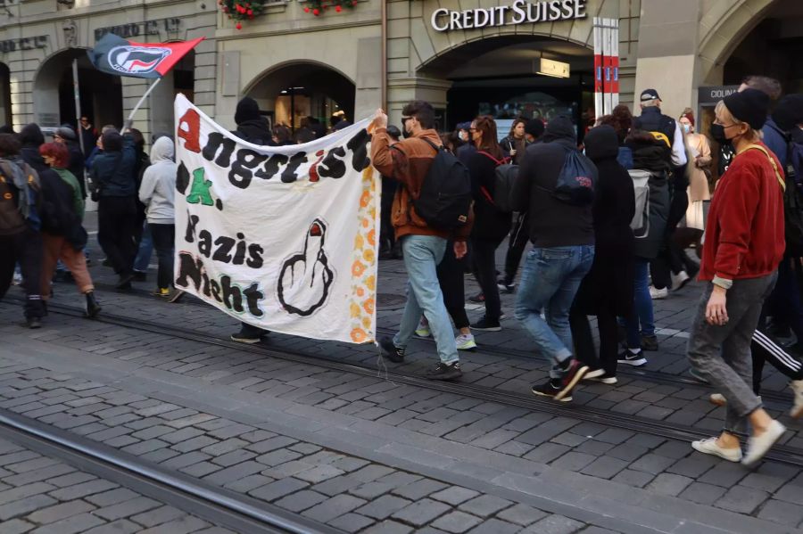 Das «solidarische Bündnis Bern» hat zur Demo in Bern aufgerufen, um ein Zeichen gegen die Corona-Dmeos zu setzen.