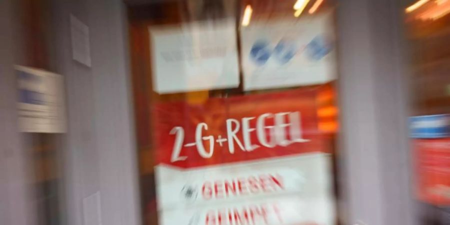 Ein Café macht in der Mainzer Innenstadt am Eingang auf die 2G-Regel aufmerksam. Foto: Frank Rumpenhorst/dpa