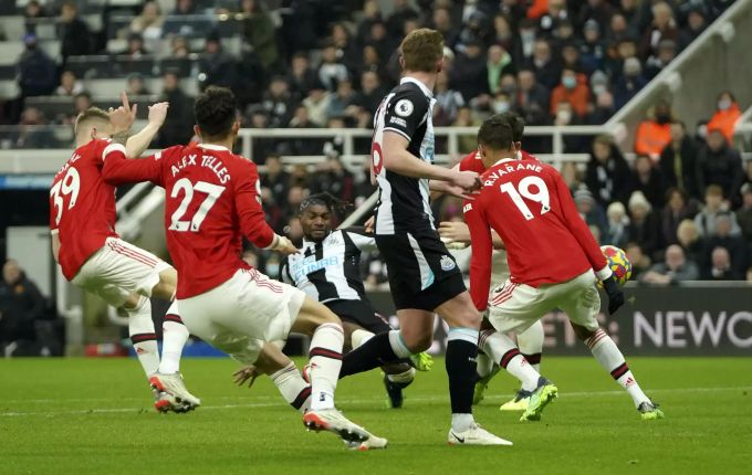 Allan Saint-Maximin trifft für Newcastle United gegen Manchester United. Newcastle United Manchester United