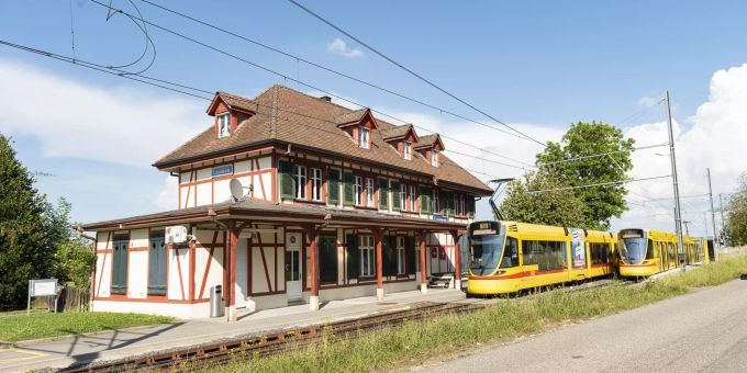 Haltestelle der BLT-Linie 10 von Basel nach Roderstorf in Leymen. 1910 eröffnet, als die damalige Birsigtalbahn (BTB) die Verlängerung von Flüh bis Rodersdorf vollendete. Haltestelle der BLT-Linie 10 von Basel nach Roderstorf in Leymen. 1910 eröffnet, als die damalige Birsigtalbahn (BTB) die Verlängerung von Flüh bis Rodersdorf vollendete.