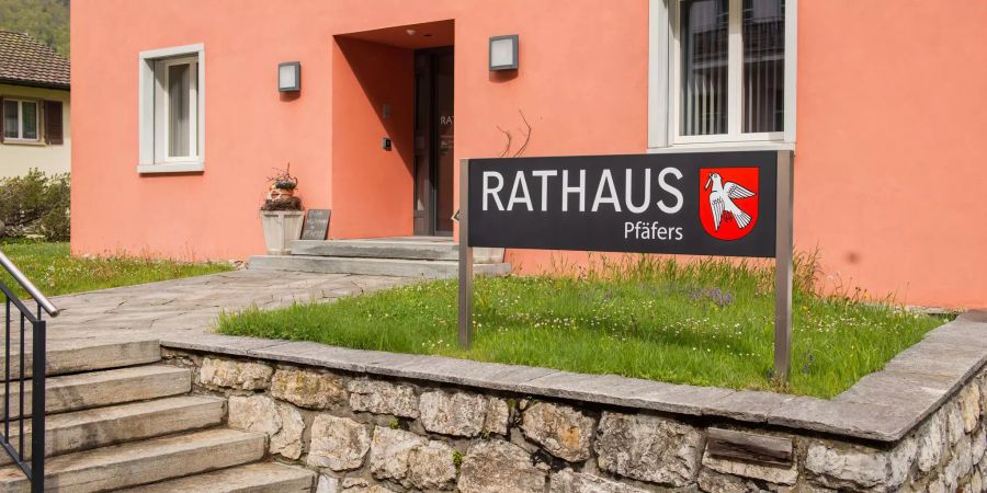 Die Gemeindeverwaltung und das Rathaus in Pfäfers im Kanton St. Gallen.