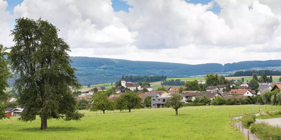 Blick auf die Gemeinde Wahlen und die römisch-katholische Kirche Sankt Josef.