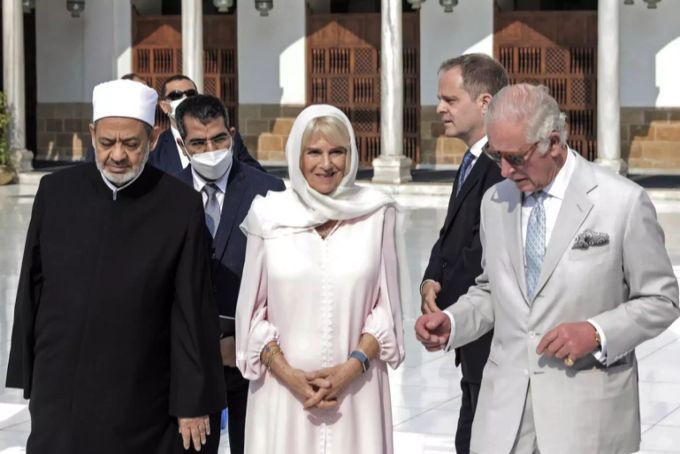 Charles (r) und Camilla (m) mit Ahmed al-Tajib (l), Grossimam der Al-Azhar-Moschee in Kairo. charles