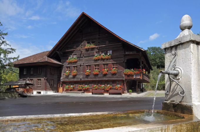 Das Chüechlihus selber ist auch eine Attraktion. Erbaut um 1526, ist es das älteste (fast) original erhaltene Gebäude der Region. Seinen Namen hat es aus der Zeit, als es eine Kaffeewirtschaft beherbergte, wo unter anderem «Chüechli», d. h. Kleingebäck, serviert wurden. s