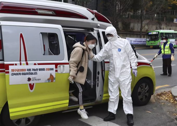 Ein Schüler steigt aus einem Krankenwagen. seoul