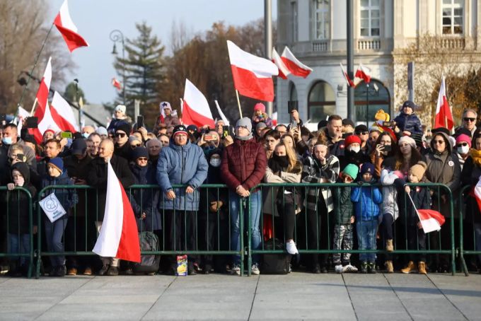 Zehntausende nahmen an den Feierlichkeiten zum polnischen Unabhängigkeitstag teil. polen