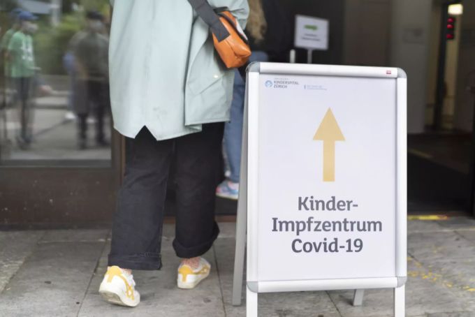 Kinder und Jugendliche ab 12 Jahren können sich in der Schweiz gegen das Coronavirus impfen lassen. Coronavirus Impfung Jugendliche Kinder