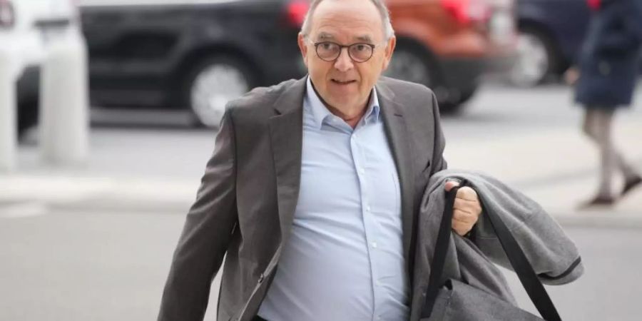 Norbert Walter-Borjans, Bundesvorsitzender der SPD, kommt zu den Sondierungsgesprächen. Foto: Kay Nietfeld/dpa