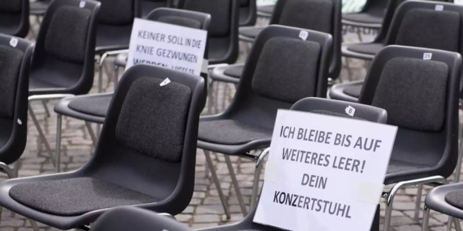 Das Robert Koch-Institut (RKI) fordert die Rückkehr zu massiven Einschränkungen in Deutschland. Foto: Sebastian Kahnert/dpa-Zentralbild/dpa