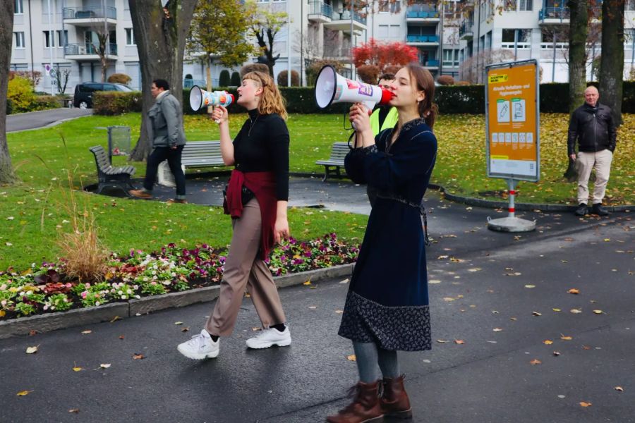 Die Einpeitscherinnen Michelle (links) und Meret (Rechts).