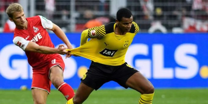 BVB-Abwehrspieler Manuel Akanji (r) fällt vorerst aus. Manuel Akanji