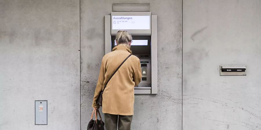 Der Nationalrat diskutiert am Dienstag über die Ausgleichsmassnahmen für Frauen, die wegen der Erhöhung des Rentenalters ein Jahr länger arbeiten müssen. (Symbolbild)