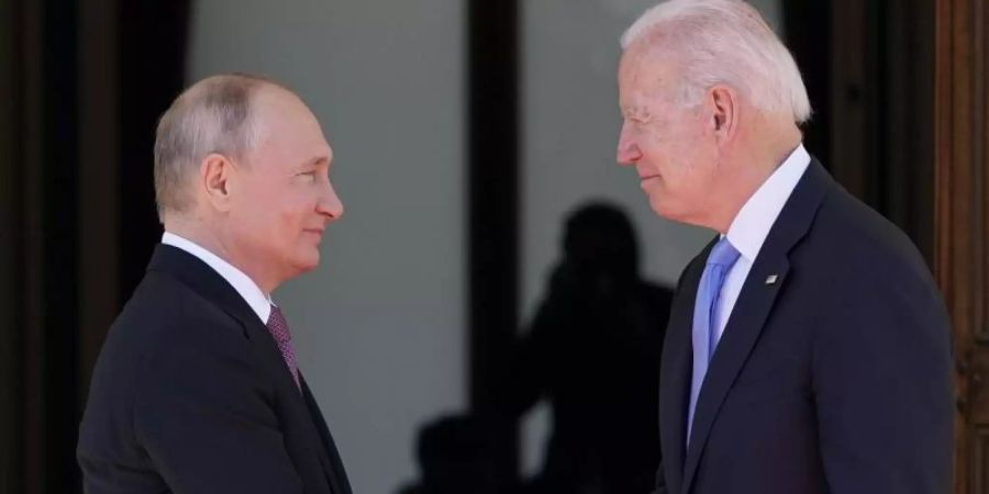 Russlands Präsident Wladimir Putin (l) und US-Präsident Joe Biden treffen sich zu einer Videokonferenz. Foto: Patrick Semansky/AP/dpa