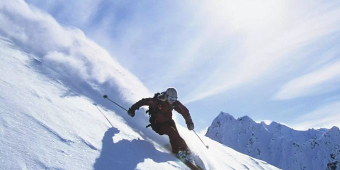 Skifahren ist in der Saison 2021/22 ist wieder möglich - in Österreich und der Schweiz gelten jedoch unterschiedliche Regeln. Skifahren ist in der Saison 2021/22 ist wieder möglich - in Österreich und der Schweiz gelten jedoch unterschiedliche Regeln.