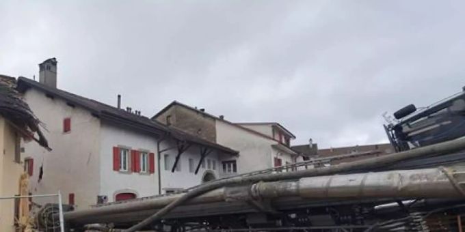 Eine Pfahlbohrmaschine ist in Denges VD umgestürzt. Es wurde niemand verletzt. Aber es entstand Schaden an zwei Häusern und einer Strasse. Eine Pfahlbohrmaschine ist in Denges VD umgestürzt. Es wurde niemand verletzt. Aber es entstand Schaden an zwei Häusern und einer Strasse.