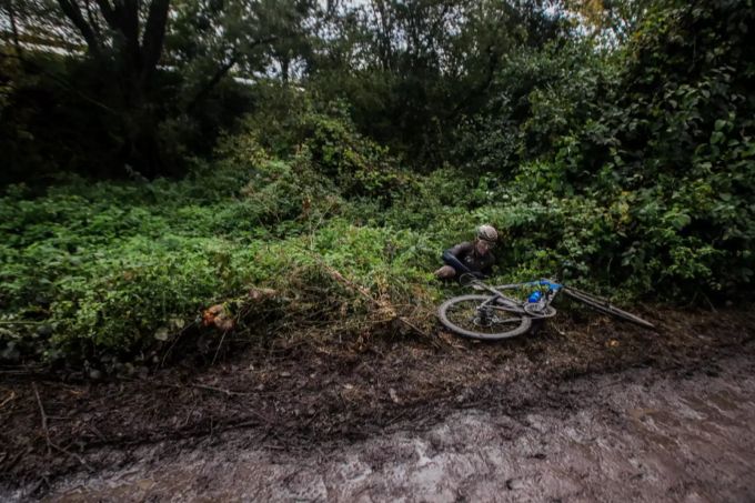 Viele Fahrer stürzten, da der Regen die Strassen sehr rutschig machte. Paris Roubaix