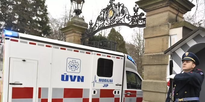 Ein Krankenwagen, der den Präsidenten der Tschechischen Republik Zeman nach seiner Entlassung aus dem Zentralen Militärkrankenhaus transportiert, fährt auf das Gelände des Schlosses Lany. Zeman lag aufgrund einer Verschlechterung seiner chronischen Erkrankung seit dem 10. Oktober 2021 im Krankenhaus. Foto: ÿÌhov· Michaela/CTK/dpa präsident