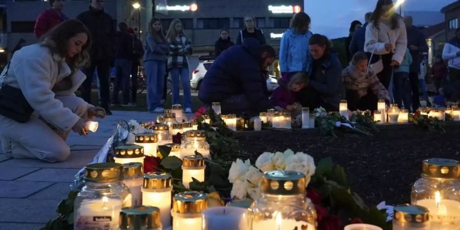 Gedenken an die Opfer im norwegischen Kongsberg. Foto: Terje Bendiksby/NTB/dpa